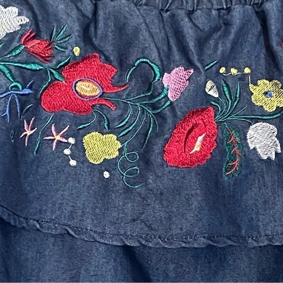 CI SONO CHAMBRAY EMBROIDERED FLORAL CROP TOP SIZE L
#1 - Picture 3 of 4